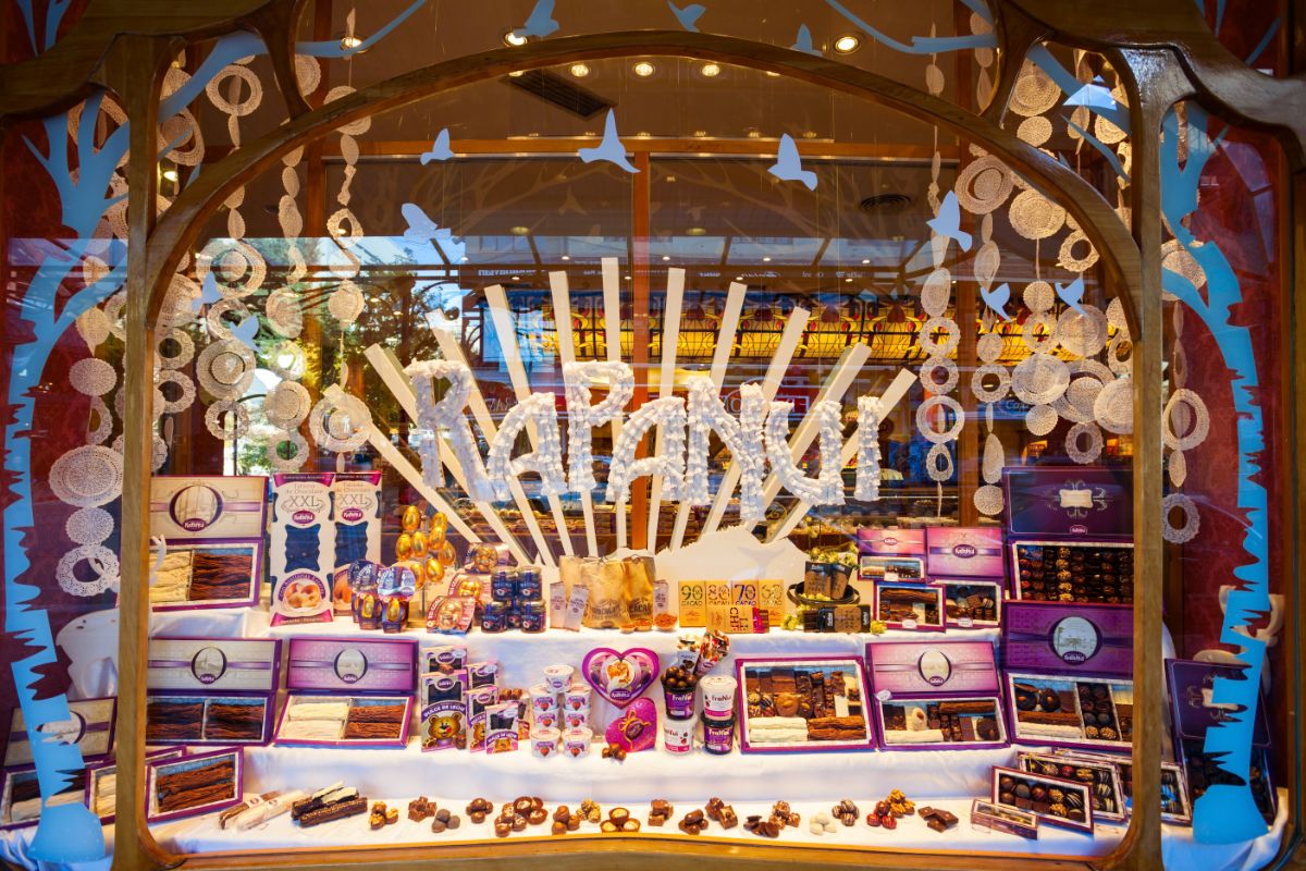 Comment décorer une vitrine de manière professionnelle ?